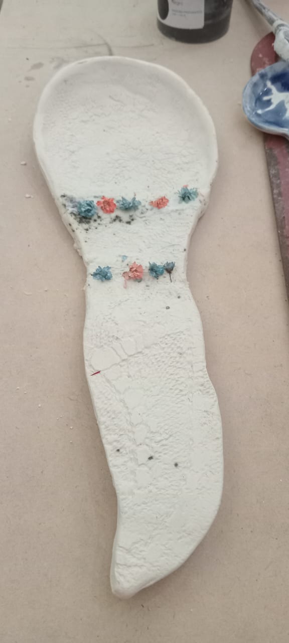 Posacucharas blanca con adornos en azul y rojo