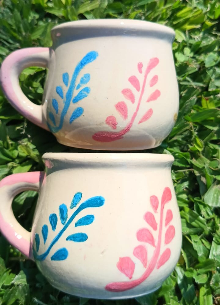 Taza de cafe natural con toques rosas y azules