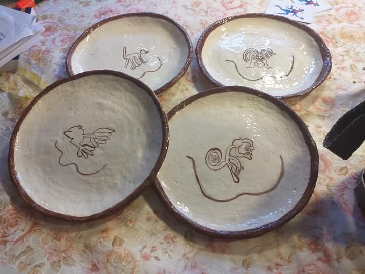 Juego de platos con dibujos rupestres