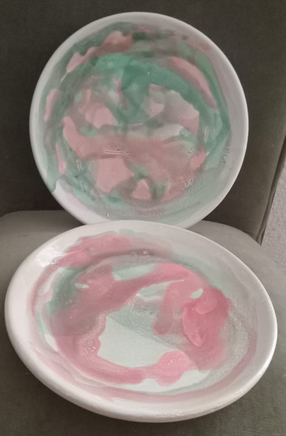Juego de platos rosa y verde